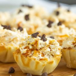 La receta de Butterfinger™ Cheesecake Tarts sin hornear es una tarta cremosa sin hornear con caramelo Butterfinger en una cáscara de tarta ya hecha.