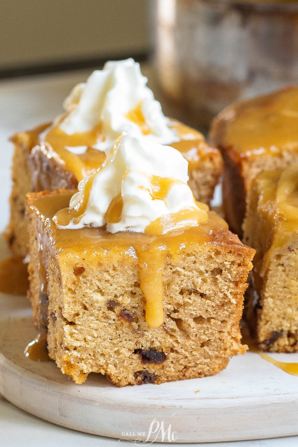 Sticky Toffee Date Cake With Caramel Sauce 