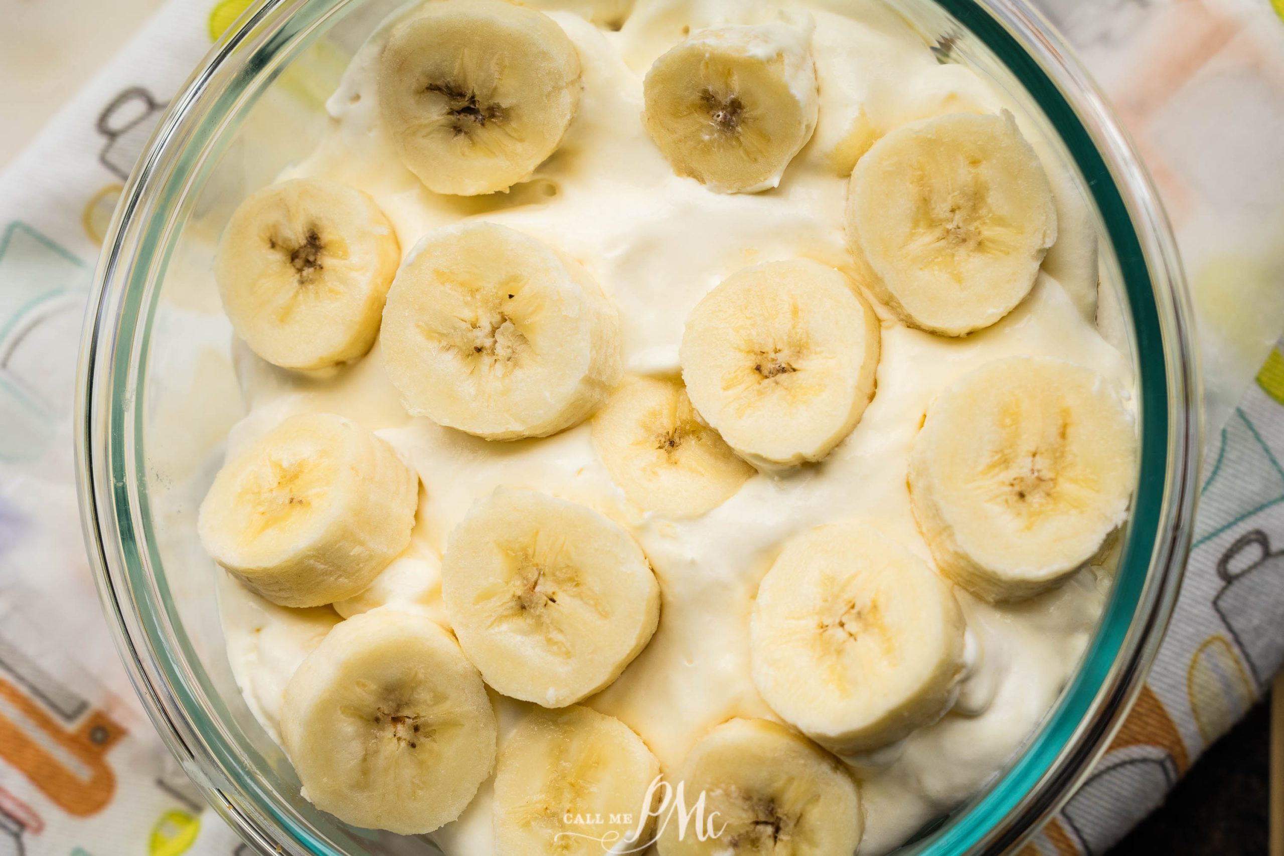 A bowl of Pecan Sandies Banana Pudding topped with a layer of sliced bananas.